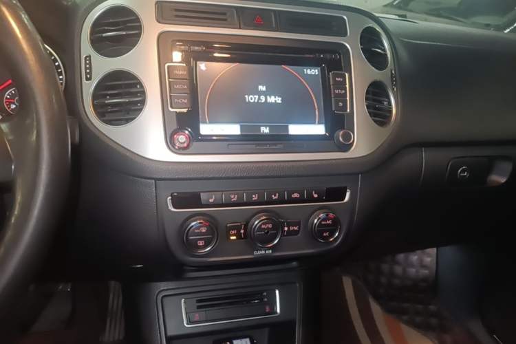 Used Volkswagen Tiguan 2016 300TSI Automatic Two-Wheel Drive Luxury Edition Audio And AC Panel