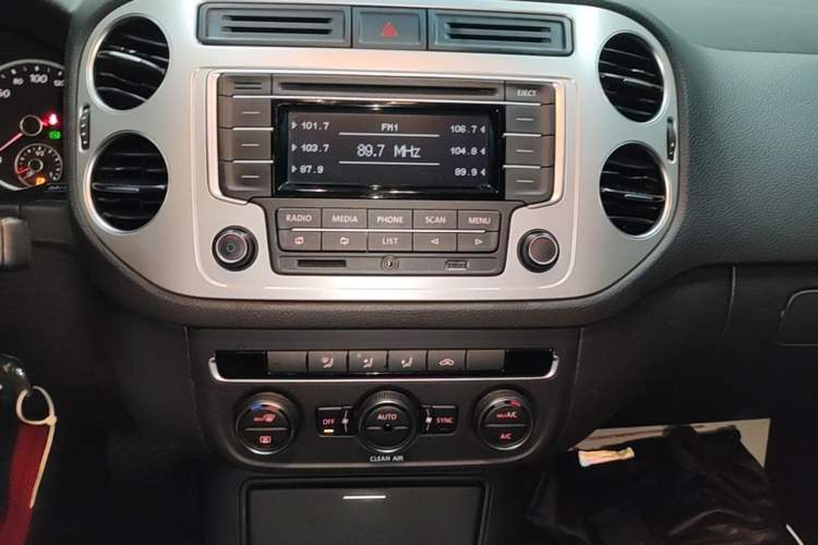 Used Volkswagen Tiguan 2016 280TSI Automatic Two-Wheel Drive Silk Road Comfort Edition Audio And AC Panel