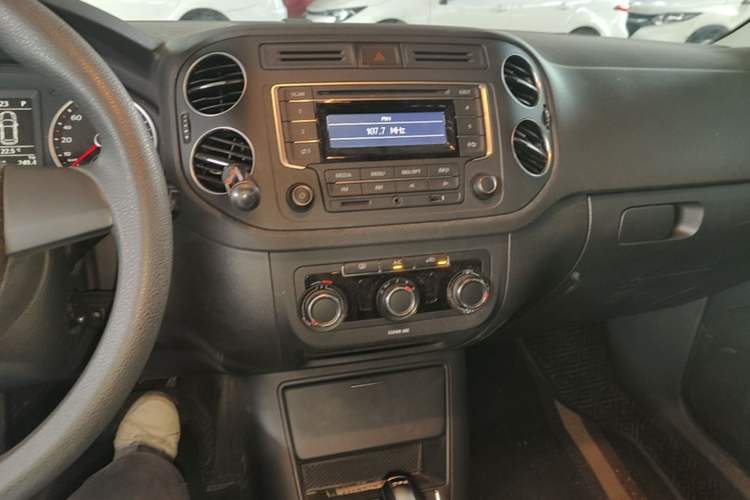 Used Volkswagen Tiguan 2016 280TSI Automatic Two-Wheel-Drive Silk Road Style Edition Audio And AC Panel