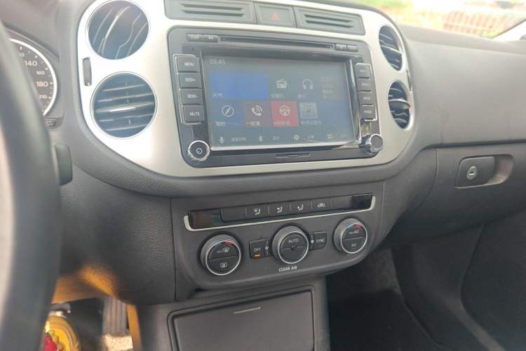 Used Volkswagen Tiguan 2016 300TSI Automatic Two-Wheel Drive Comfort Edition Audio And AC Panel