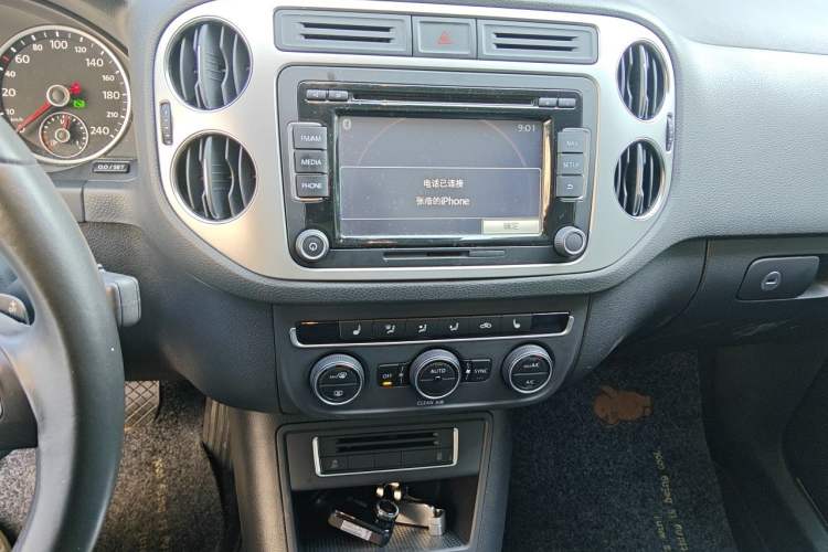 Used Volkswagen Tiguan 2016 300TSI Automatic All-Wheel Drive Luxury Edition Audio And AC Panel