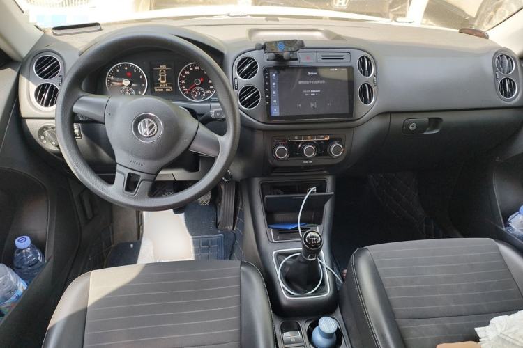 Used Volkswagen Tiguan 2016 300TSI Manual Two-Wheel Drive Trend Edition Center Console