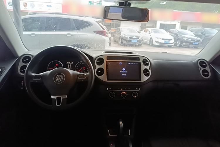 Used Volkswagen Tiguan 2016 280TSI Automatic Two-Wheel Drive Silk Road Comfort Edition Center Console