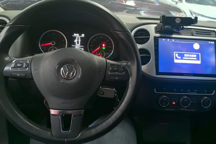 Used Volkswagen Tiguan 2016 280TSI Automatic Two-Wheel Drive Silk Road Comfort Edition Center Console