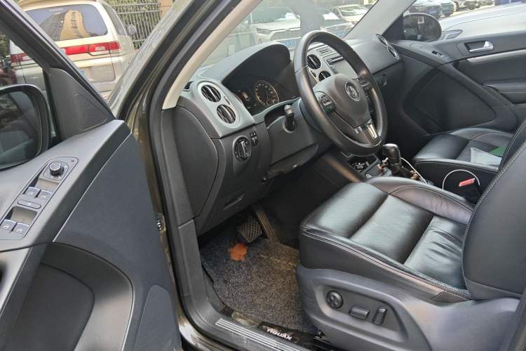 Used Volkswagen Tiguan 2016 300TSI Automatic All-Wheel Drive Luxury Edition Driver Seat