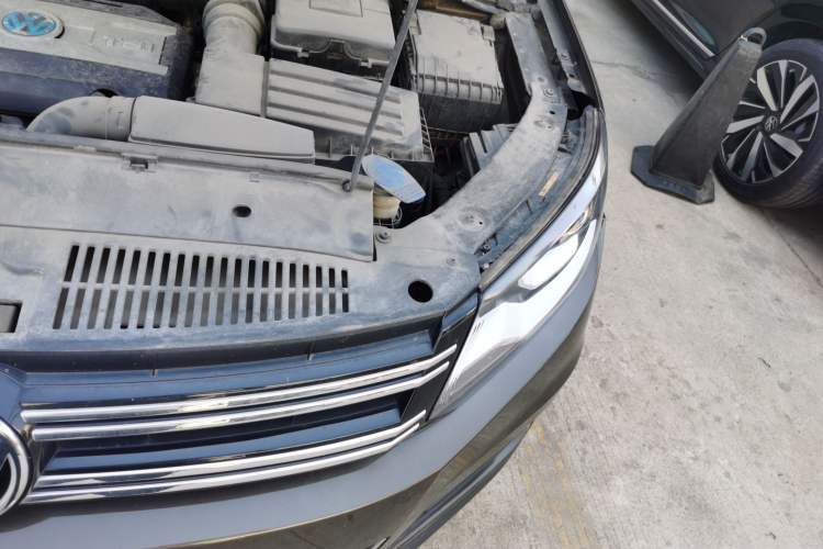 Used Volkswagen Tiguan 2016 300TSI Automatic Two-Wheel Drive Luxury Edition Engine Bay Left