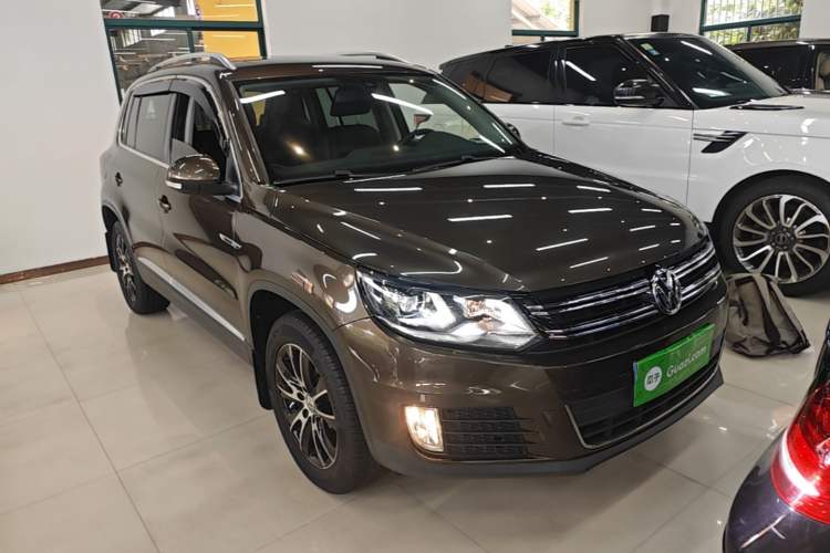 Used Volkswagen Tiguan 2016 300TSI Automatic All-Wheel Drive Luxury Edition Front Right 45 Deg