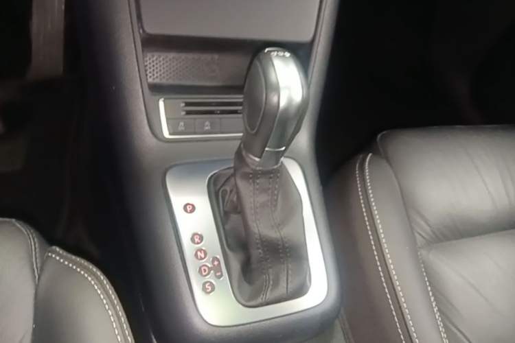 Used Volkswagen Tiguan 2016 280TSI Automatic Two-Wheel Drive Silk Road Comfort Edition Gear Lever