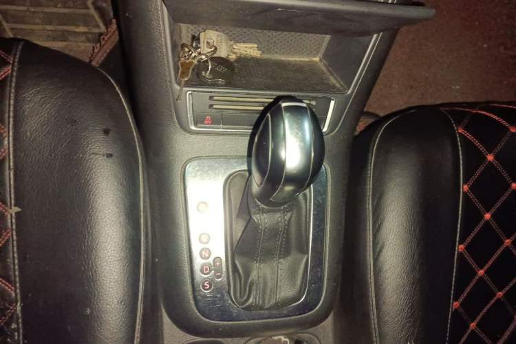 Used Volkswagen Tiguan 2016 300TSI Automatic Two-Wheel Drive Trend Edition Gear Lever