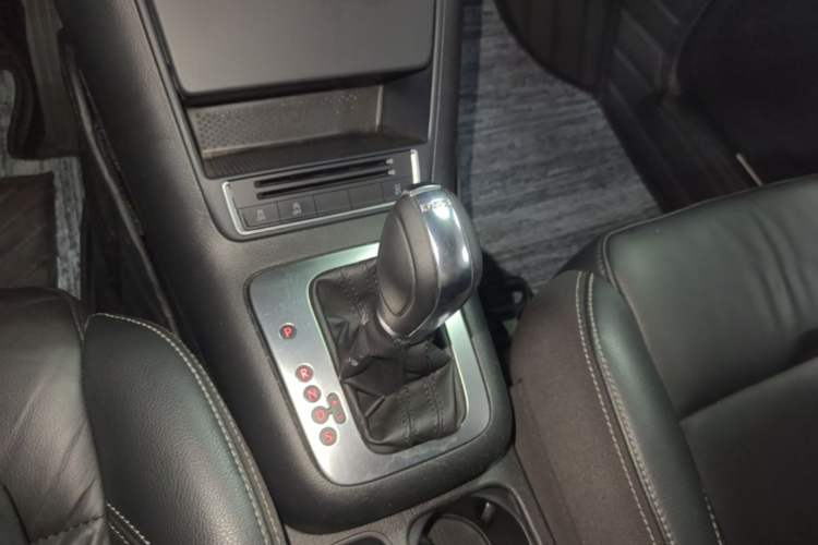 Used Volkswagen Tiguan 2016 280TSI Automatic Two-Wheel Drive Silk Road Comfort Edition Gear Lever