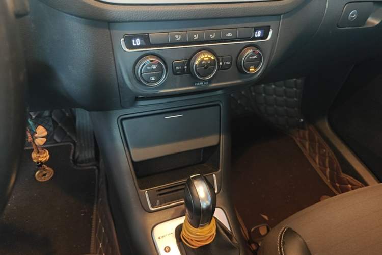 Used Volkswagen Tiguan 2016 300TSI Automatic All-Wheel Drive Fashion Vision Edition Gear Lever