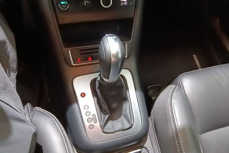 Used Volkswagen Tiguan 2016 280TSI Automatic Two-Wheel Drive Silk Road Comfort Edition Gear Lever