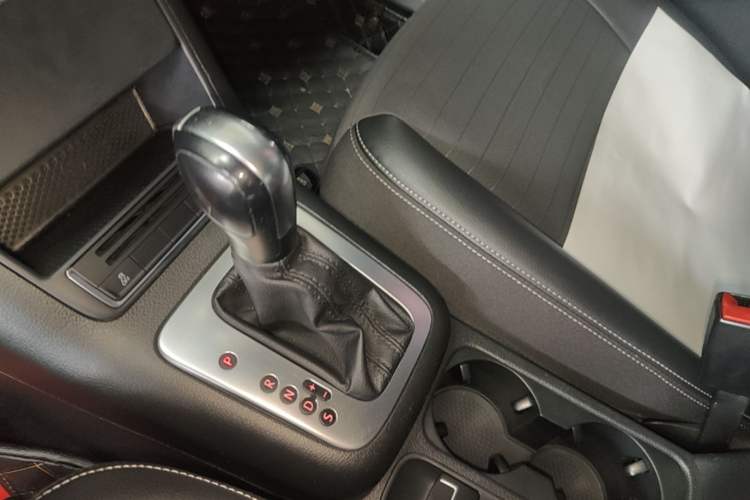 Used Volkswagen Tiguan 2016 300TSI Automatic Two-Wheel Drive Trend Edition Gear Lever