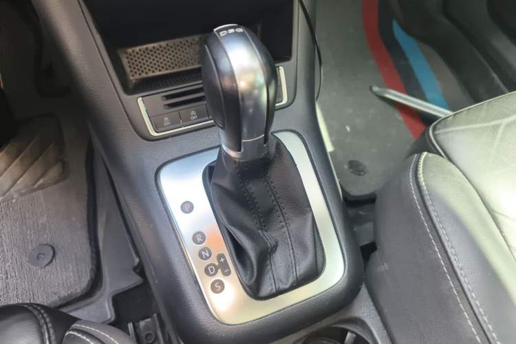 Used Volkswagen Tiguan 2016 280TSI Automatic Two-Wheel Drive Silk Road Comfort Edition Gear Lever