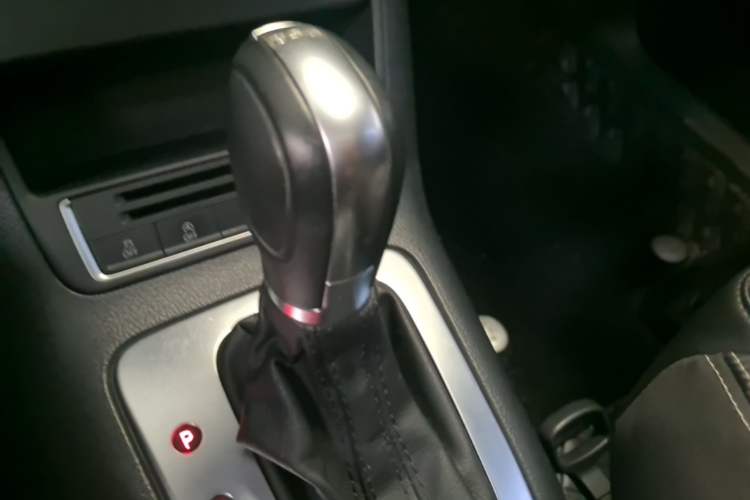 Used Volkswagen Tiguan 2016 280TSI Automatic Two-Wheel Drive Silk Road Comfort Edition Gear Lever