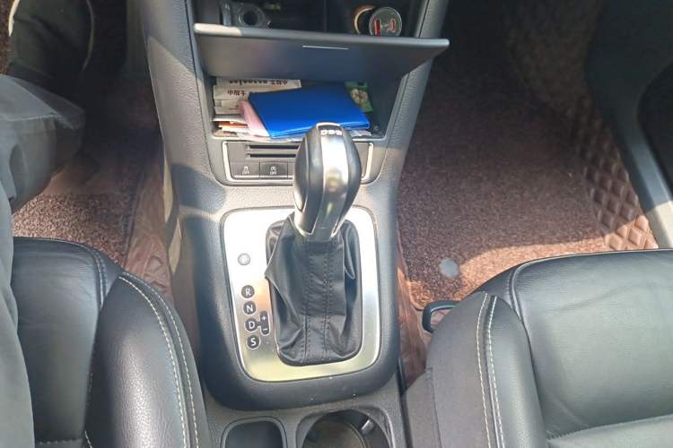 Used Volkswagen Tiguan 2016 280TSI Automatic Two-Wheel Drive Silk Road Comfort Edition Gear Lever