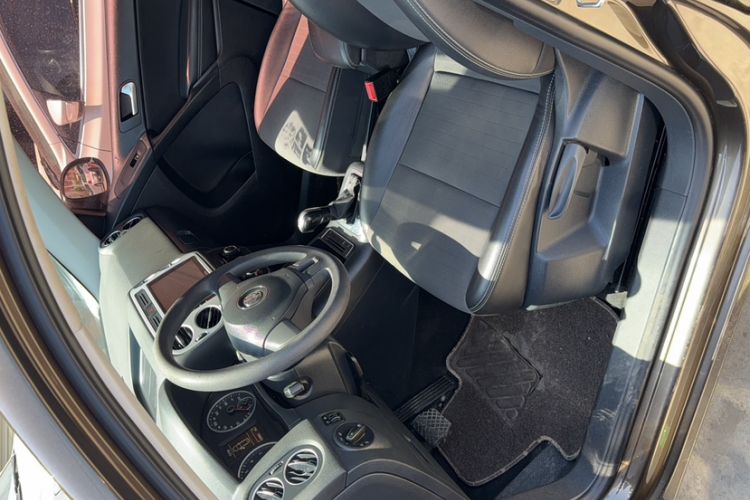 Used Volkswagen Tiguan 2016 280TSI Automatic Two-Wheel-Drive Silk Road Style Edition Interior 3
