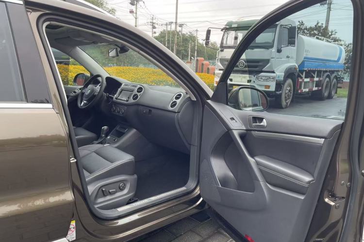 Used Volkswagen Tiguan 2016 300TSI Automatic All-Wheel Drive Luxury Edition Interior 8
