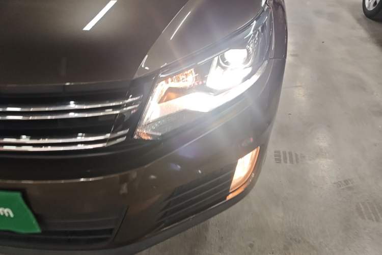 Used Volkswagen Tiguan 2016 280TSI Automatic Two-Wheel-Drive Silk Road Style Edition Left Front Headlight