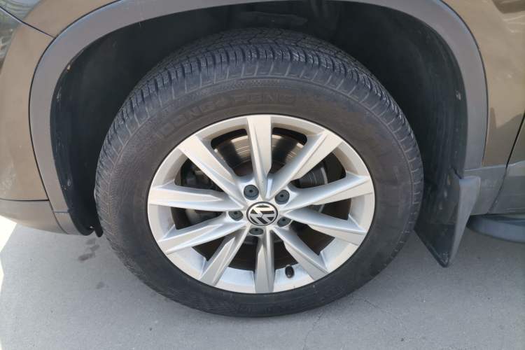 Used Volkswagen Tiguan 2016 280TSI Automatic Two-Wheel-Drive Silk Road Style Edition Left Front Wheel Hub