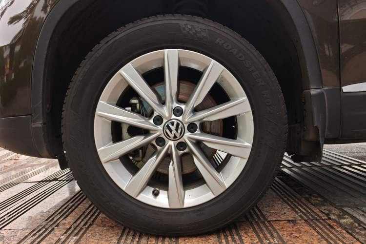 Used Volkswagen Tiguan 2016 280TSI Automatic Two-Wheel-Drive Silk Road Style Edition Left Front Wheel Hub