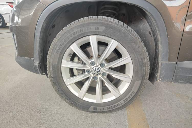 Used Volkswagen Tiguan 2016 280TSI Automatic Two-Wheel-Drive Silk Road Style Edition Left Front Wheel Hub