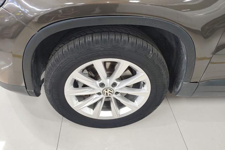 Used Volkswagen Tiguan 2016 280TSI Automatic Two-Wheel-Drive Silk Road Style Edition Left Front Wheel Hub