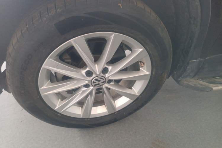 Used Volkswagen Tiguan 2016 280TSI Automatic Two-Wheel-Drive Silk Road Style Edition Left Front Wheel Hub