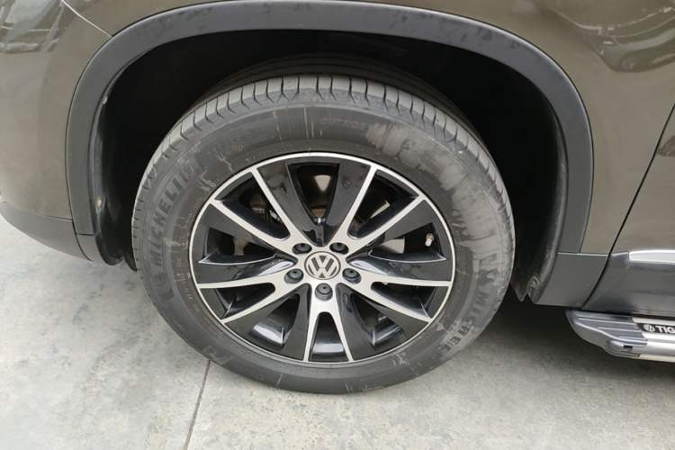 Used Volkswagen Tiguan 2016 300TSI Automatic All-Wheel Drive Luxury Edition Left Front Wheel Hub