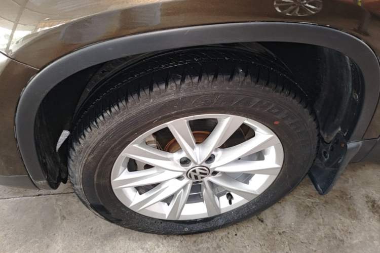 Used Volkswagen Tiguan 2016 280TSI Automatic Two-Wheel-Drive Silk Road Style Edition Left Front Wheel Hub