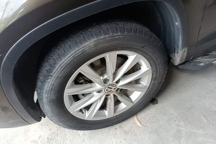 Used Volkswagen Tiguan 2016 280TSI Automatic Two-Wheel Drive Silk Road Comfort Edition Left Front Wheel Hub