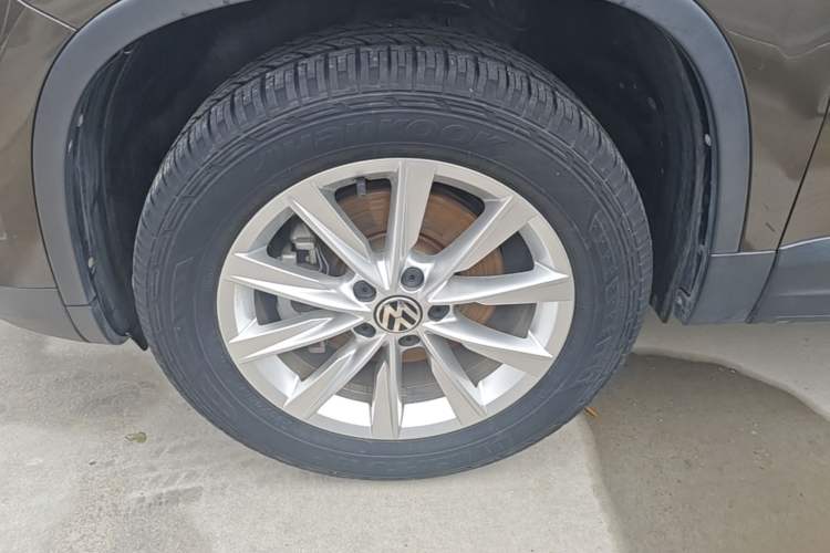 Used Volkswagen Tiguan 2016 280TSI Automatic Two-Wheel-Drive Silk Road Style Edition Left Front Wheel Hub