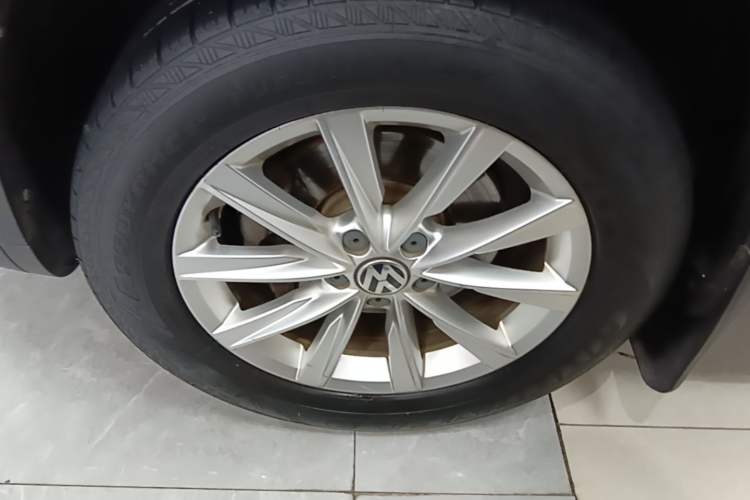 Used Volkswagen Tiguan 2016 280TSI Automatic Two-Wheel Drive Silk Road Comfort Edition Left Front Wheel Hub