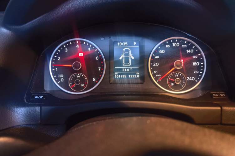 Used Volkswagen Tiguan 2016 300TSI Automatic All-Wheel Drive Fashion Vision Edition Odometer Close Up