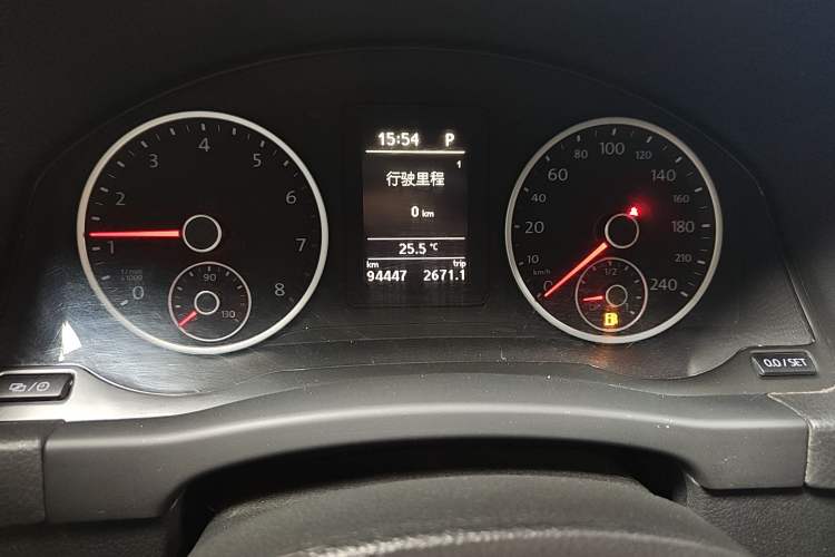 Used Volkswagen Tiguan 2016 280TSI Automatic Two-Wheel-Drive Silk Road Style Edition Odometer Close Up
