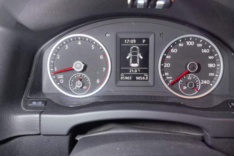 Used Volkswagen Tiguan 2016 300TSI Automatic All-Wheel Drive Fashion Vision Edition Odometer Close Up