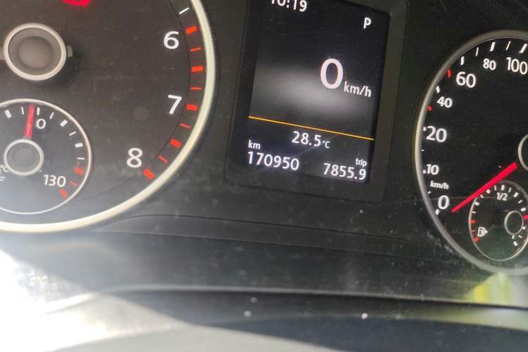 Used Volkswagen Tiguan 2016 300TSI Automatic All-Wheel Drive Luxury Edition Odometer Close Up