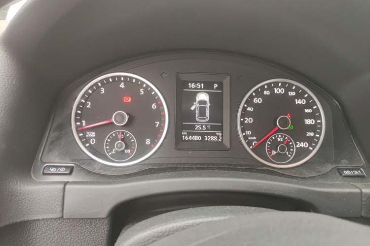 Used Volkswagen Tiguan 2016 280TSI Automatic Two-Wheel-Drive Silk Road Style Edition Odometer Close Up