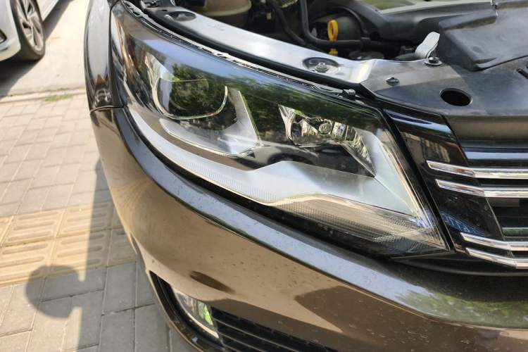 Used Volkswagen Tiguan 2016 300TSI Manual Two-Wheel Drive Trend Edition Right Front Headlight