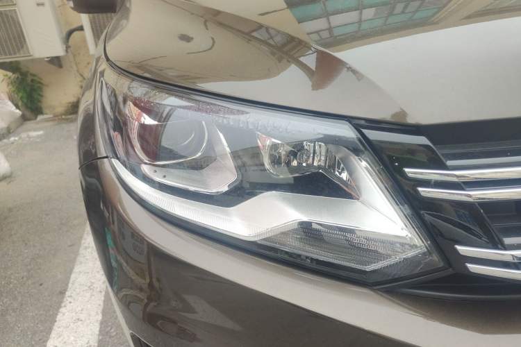 Used Volkswagen Tiguan 2016 300TSI Automatic All-Wheel Drive Luxury Edition Right Front Headlight