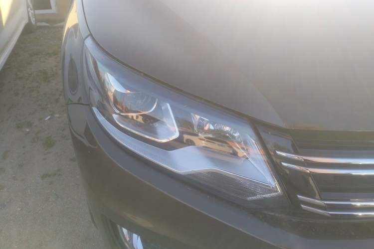 Used Volkswagen Tiguan 2016 300TSI Automatic All-Wheel Drive Fashion Vision Edition Right Front Headlight