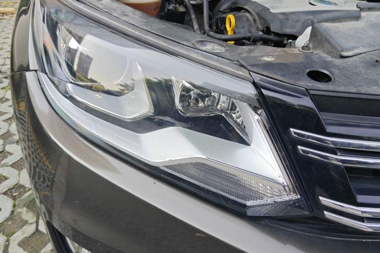 Used Volkswagen Tiguan 2016 300TSI Automatic All-Wheel Drive Luxury Edition Right Front Headlight