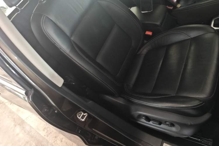 Used Volkswagen Tiguan 2016 300TSI Automatic All-Wheel Drive Luxury Edition Right Front Seat
