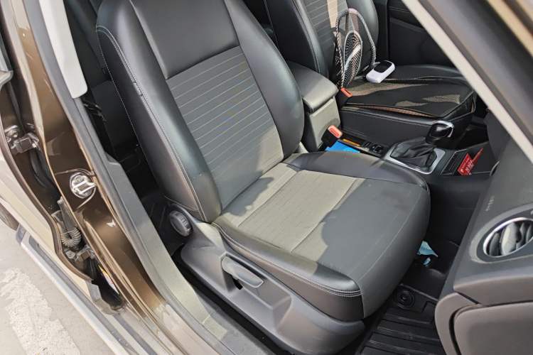 Used Volkswagen Tiguan 2016 280TSI Automatic Two-Wheel-Drive Silk Road Style Edition Right Front Seat