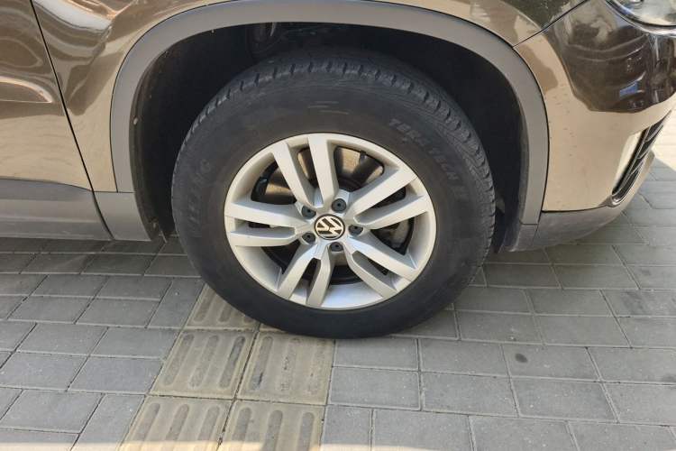 Used Volkswagen Tiguan 2016 300TSI Manual Two-Wheel Drive Trend Edition Right Front Wheel Hub
