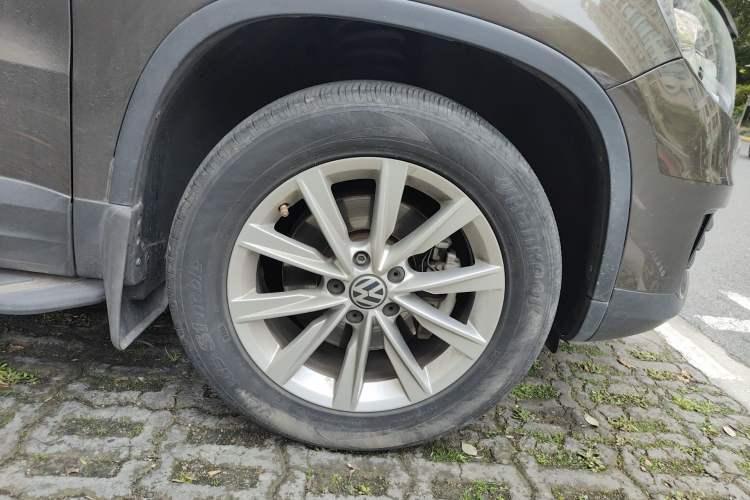 Used Volkswagen Tiguan 2016 280TSI Automatic Two-Wheel Drive Silk Road Comfort Edition Right Front Wheel Hub