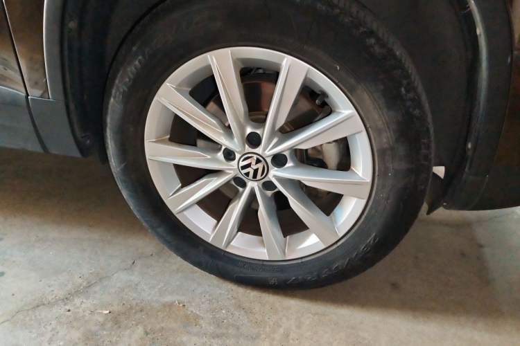 Used Volkswagen Tiguan 2016 280TSI Automatic Two-Wheel-Drive Silk Road Style Edition Right Front Wheel Hub