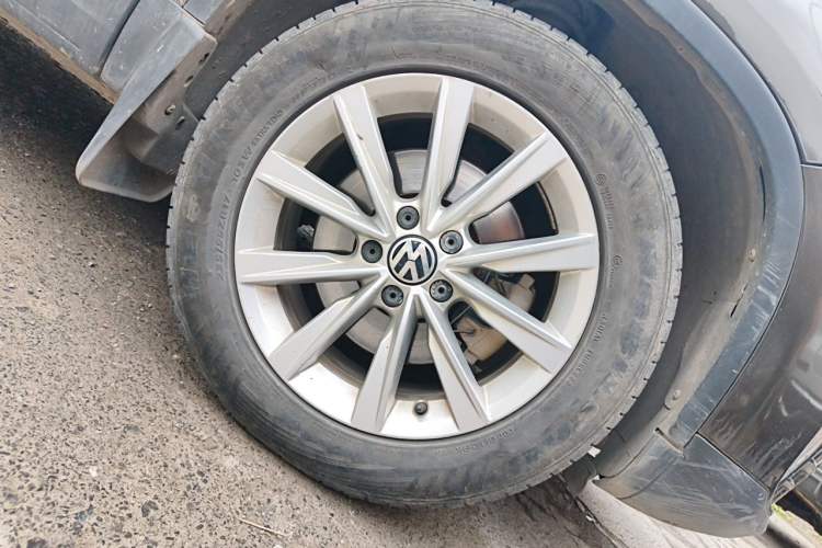 Used Volkswagen Tiguan 2016 280TSI Automatic Two-Wheel-Drive Silk Road Style Edition Right Front Wheel Hub