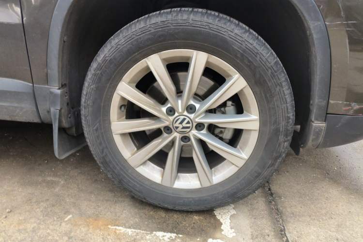 Used Volkswagen Tiguan 2016 280TSI Automatic Two-Wheel-Drive Silk Road Style Edition Right Front Wheel Hub