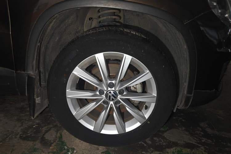 Used Volkswagen Tiguan 2016 280TSI Automatic Two-Wheel Drive Silk Road Comfort Edition Right Front Wheel Hub